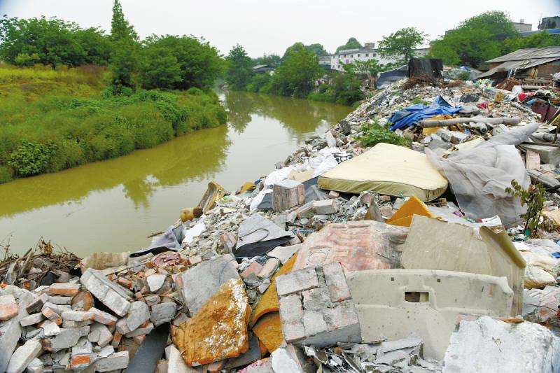 混凝土废料随意堆放 破坏生态环境图片